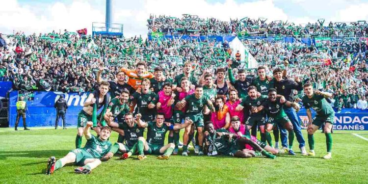 El Racing celebra la victoria en Butarque