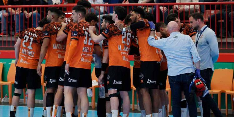 Jugadores del Bathco BM Torrelavega durante un partido de la Liga ASOBAL