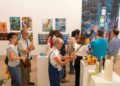 Visitantes observan obras en una exposición de La Vidriera