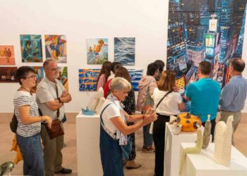 Visitantes observan obras en una exposición de La Vidriera