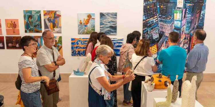 Visitantes observan obras en una exposición de La Vidriera