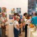 Visitantes observan obras en una exposición de La Vidriera