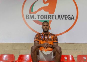 Frank Cordiés posa bajo el escudo del BM Torrelavega