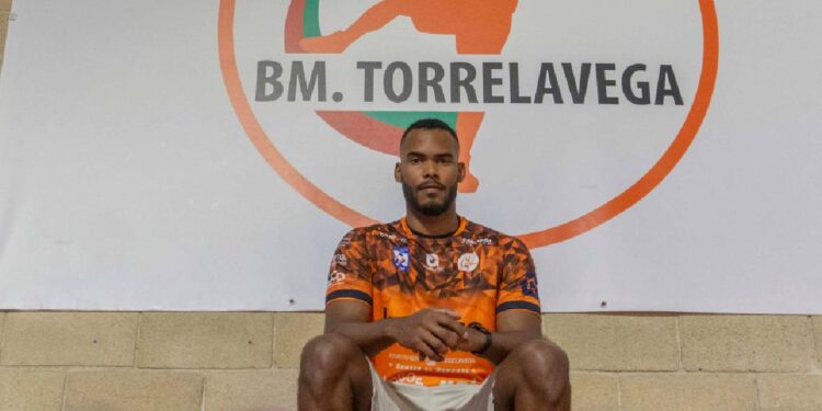 Frank Cordiés posa bajo el escudo del BM Torrelavega