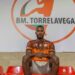 Frank Cordiés posa bajo el escudo del BM Torrelavega