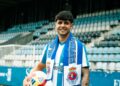 Manu González posa con su nueva camiseta en El Malecón