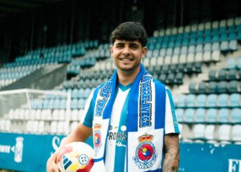 Manu González posa con su nueva camiseta en El Malecón
