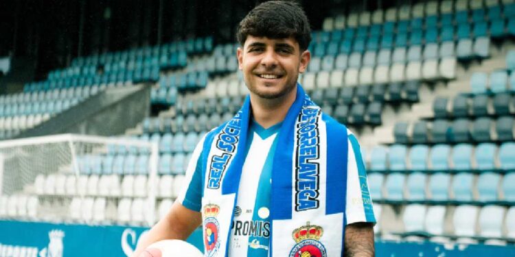 Manu González posa con su nueva camiseta en El Malecón