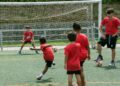 Niños participan en un campus deportivo