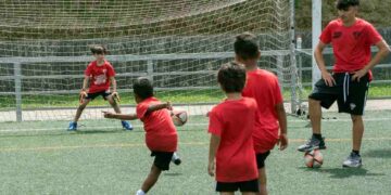 Niños participan en un campus deportivo