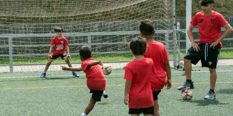 Niños participan en un campus deportivo