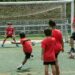 Niños participan en un campus deportivo