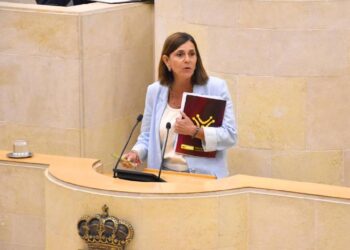 Paula Fernández aborda la situación laboral de las cuidadoras