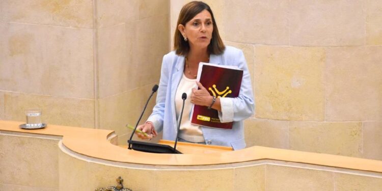 Paula Fernández aborda la situación laboral de las cuidadoras