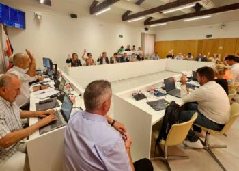 pleno del Ayuntamiento de Torrelavega durante una votación