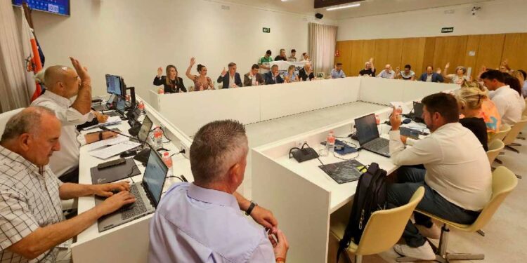 pleno del Ayuntamiento de Torrelavega durante una votación