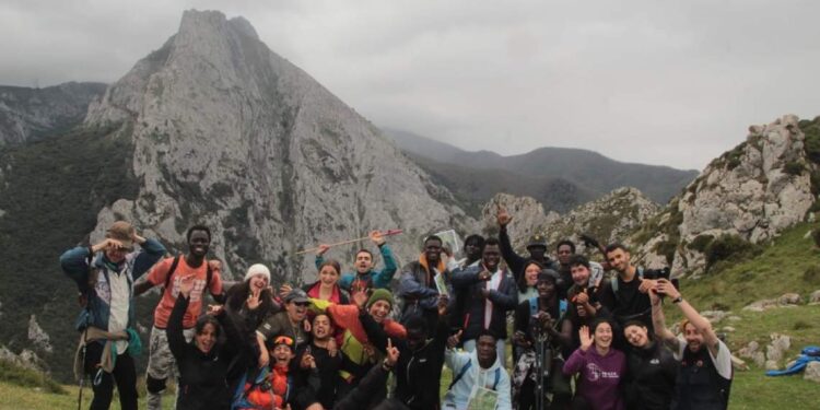 Participantes de Almenara en una ruta de montaña
