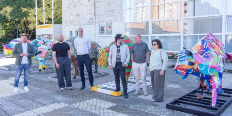 Esculturas del proyecto Los Bisontes junto al pabellón Vicente Trueba de Torrelavega