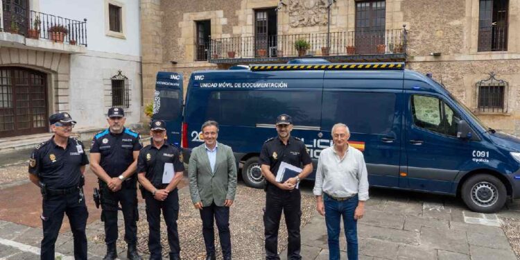 Presentación en Camargo del servicio móvil para renovar DNI y pasaporte