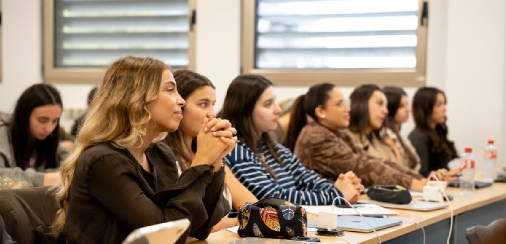 Estudios de Grado internacional de Cesine