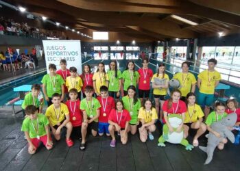 CN Torrelavega y finalistas de natación escolar