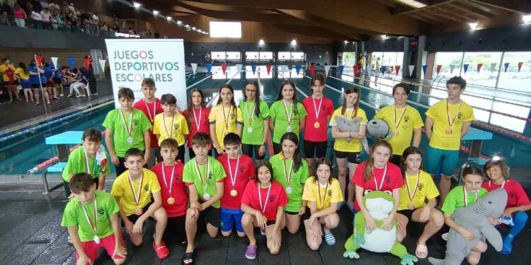 CN Torrelavega y finalistas de natación escolar