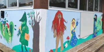 Mural infantil sobre patrimonio cántabro en un colegio