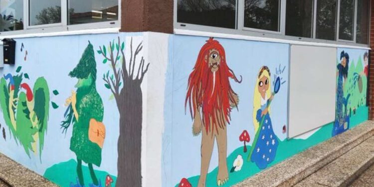 Mural infantil sobre patrimonio cántabro en un colegio