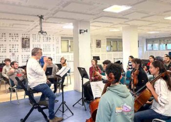 Ensayo de Sonrisas y lágrimas con alumnado y orquesta en Torrelavega