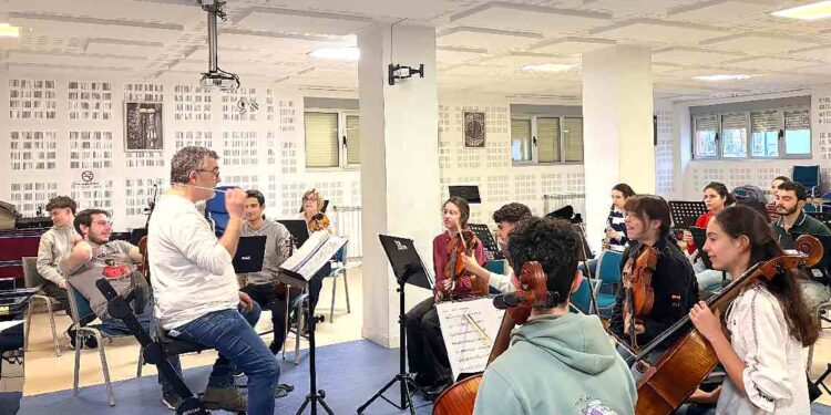 Ensayo de Sonrisas y lágrimas con alumnado y orquesta en Torrelavega