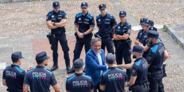Diego Movellán saluda a nuevos agentes de la Policía Local de Camargo
