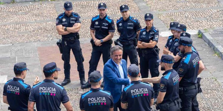 Diego Movellán saluda a nuevos agentes de la Policía Local de Camargo