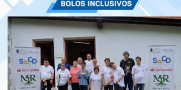 Participantes de Bolos inclusivos posan al cierre del programa