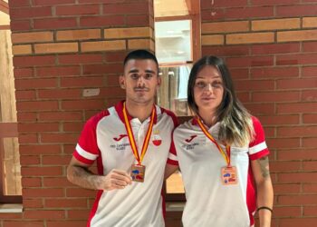 Dos boxeadores cántabros posan con sus medallas de bronce