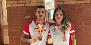 Dos boxeadores cántabros posan con sus medallas de bronce