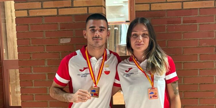 Dos boxeadores cántabros posan con sus medallas de bronce