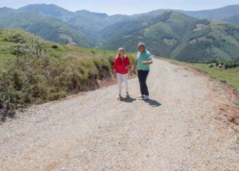 La consejera visita Caminos Rurales en Vega de Pas