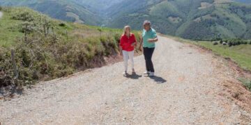 La consejera visita Caminos Rurales en Vega de Pas