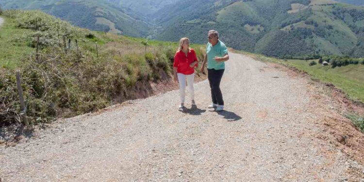 La consejera visita Caminos Rurales en Vega de Pas
