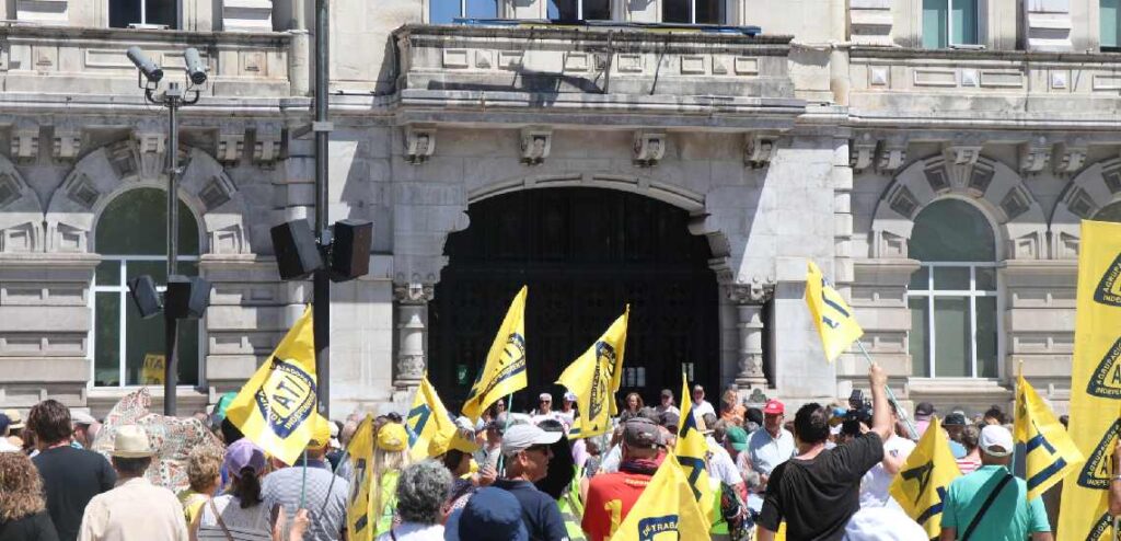 Manifestantes por la defensa de la sanidad pública, frente al ayuntamiento