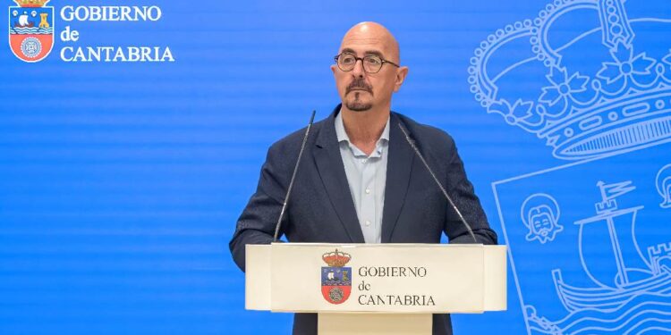 César Pascual en una comparecencia sobre consultorios rurales