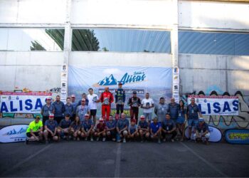 Foto de grupo del podio y la organización de la XX Subida Alisas