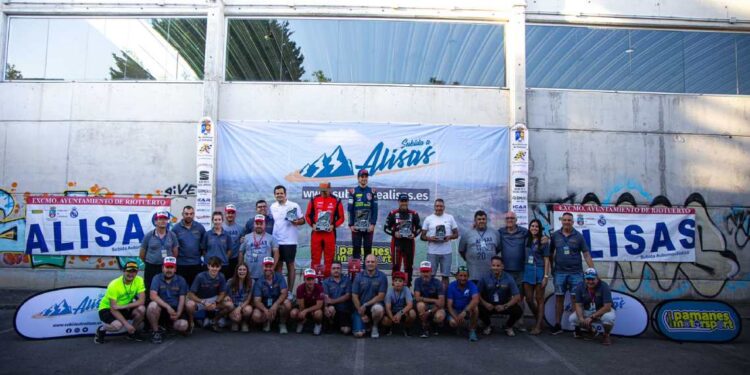 Foto de grupo del podio y la organización de la XX Subida Alisas