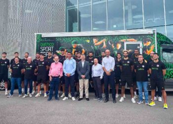 Plantilla del Bathco BM Torrelavega ante la sede de Bathco
