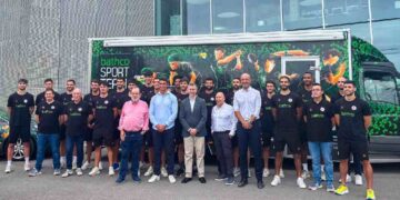 Plantilla del Bathco BM Torrelavega ante la sede de Bathco