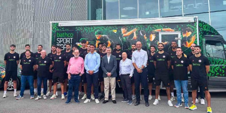 Plantilla del Bathco BM Torrelavega ante la sede de Bathco