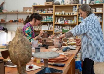 Participantes en un taller de Expresión Artística de Cerámica