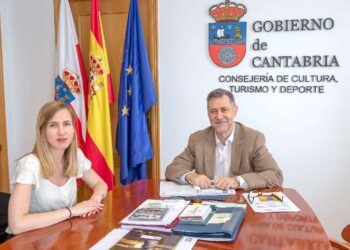 La directora del Festival Julia Olmo con el consejero de cultura