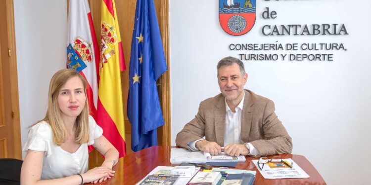 La directora del Festival Julia Olmo con el consejero de cultura