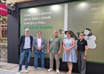 El equipo de Adamo Santoña delante de la nueva tienda